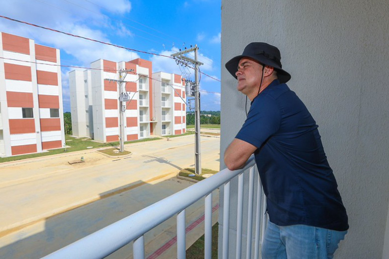 Prefeito David Almeida observa apartamentos do habitacional Morar Melhor: nova lista de contemplados (Foto: Leonardo Fierro/Semcom)