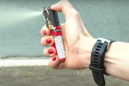 Projeto de lei institui venda de de spray de pimenta para mulheres (Imagem: YouTube/Reprodução)