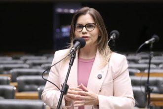 Deputada Clarissa Tércio alega que intenção é garantir proteção social mínima (Foto: Kayo Magalhães/Agência Câmara)