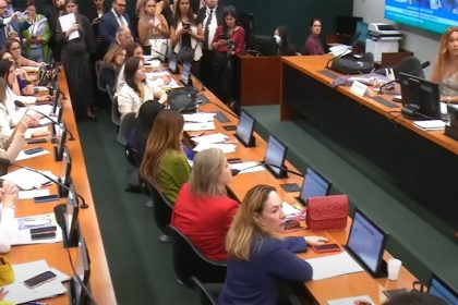 Sessão da Comissão da Mulher presidida por Erika Hilton: tumulto (Imagem: TV Câmara/Reprodução)