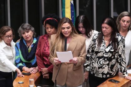 Deputada Silvye Alves (C) lê parecer sobre o projeto, ao lado de outras parlamentares (Foto: Bruno Spada/Agência Câmara)