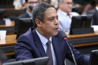 Deputado Orlando Silva afirma que estágio não pode ser apenas mão de obra barata (Foto: Kayo Magalhães/Agência Câmara)
