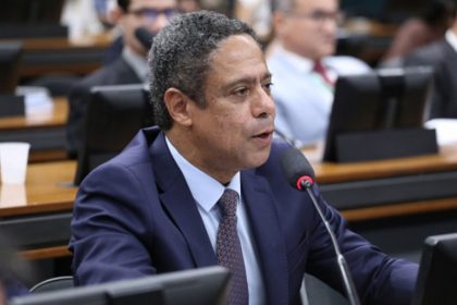 Deputado Orlando Silva afirma que estágio não pode ser apenas mão de obra barata (Foto: Kayo Magalhães/Agência Câmara)