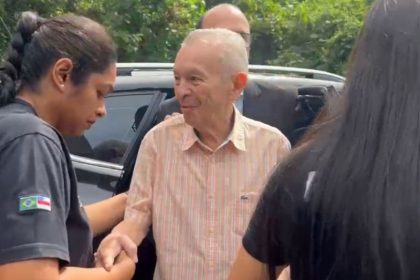 Desembargador Rafael Romano chegando ao IML para realizar exame de corpo de delito (Foto: AM ATUAL)