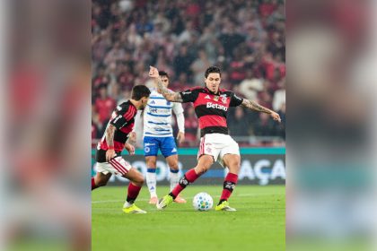 Pedro chuta para abrir o placar na vitória do Flamengo (Foto: Gilvan de Souza/Flamengo)
