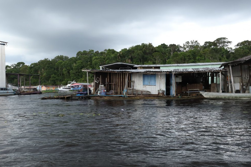 Flutuantes irregulares são mantidos na Bacia do Tarumã (Foto: DPE/Divulgação)