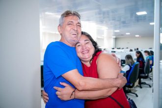 Geraldo Gripena com a filha Gleisi de Souza: reconhecimento de paternidade reafirmou vínculo familiar (Foto: Luiz Felipe/DPE-AM)