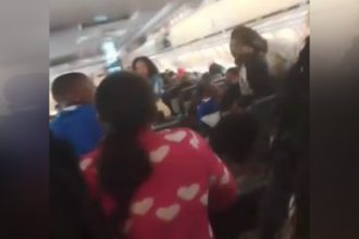 Haitianos passaram 10 horas dentro de avião no aeroporto de Viracopos (Imagem: WhatsApp/Reprodução)