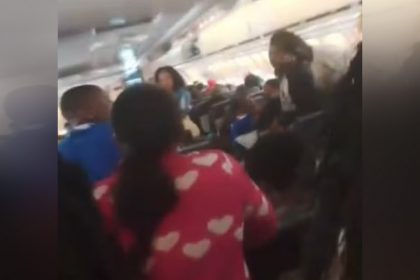 Haitianos passaram 10 horas dentro de avião no aeroporto de Viracopos (Imagem: WhatsApp/Reprodução)