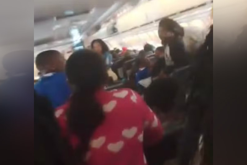 Haitianos passaram 10 horas dentro de avião no aeroporto de Viracopos (Imagem: WhatsApp/Reprodução)