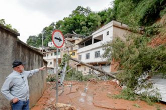Presidente Lula observa casa afetada por deslizamento em Juiz de Fora: ajuda às prefeituras e moradores (Foto: Ricardo Stuckert/PR)