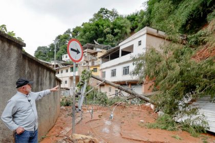 Presidente Lula observa casa afetada por deslizamento em Juiz de Fora: ajuda às prefeituras e moradores (Foto: Ricardo Stuckert/PR)
