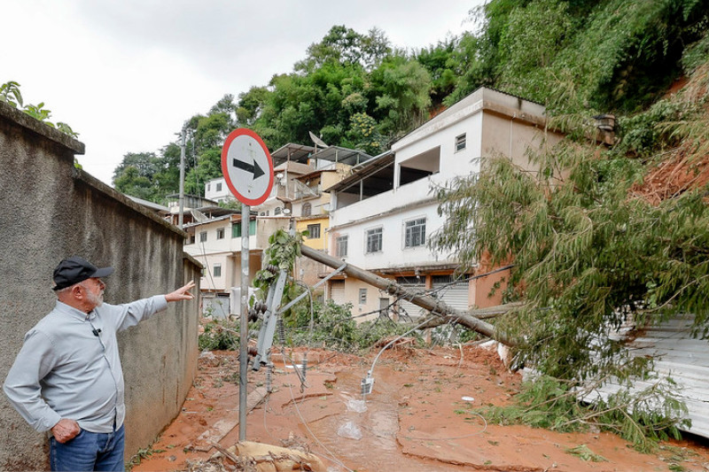 Presidente Lula observa casa afetada por deslizamento em Juiz de Fora: ajuda às prefeituras e moradores (Foto: Ricardo Stuckert/PR)