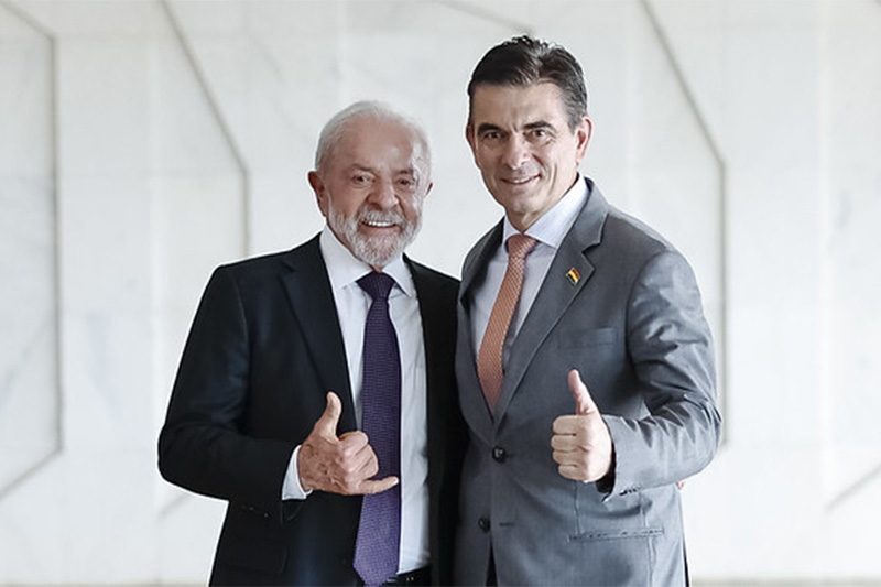 Lula e Rodrigo Paz, presidente da Bolívia, firmam acordo para combater crime organizado (Foto: Ricardo Stuckert/PR)