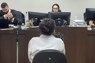 Erica Pereira da Silveira Vicente no julgamento: júri a declarou inocente (Foto: Marcelo Almeida/TJ-MG)