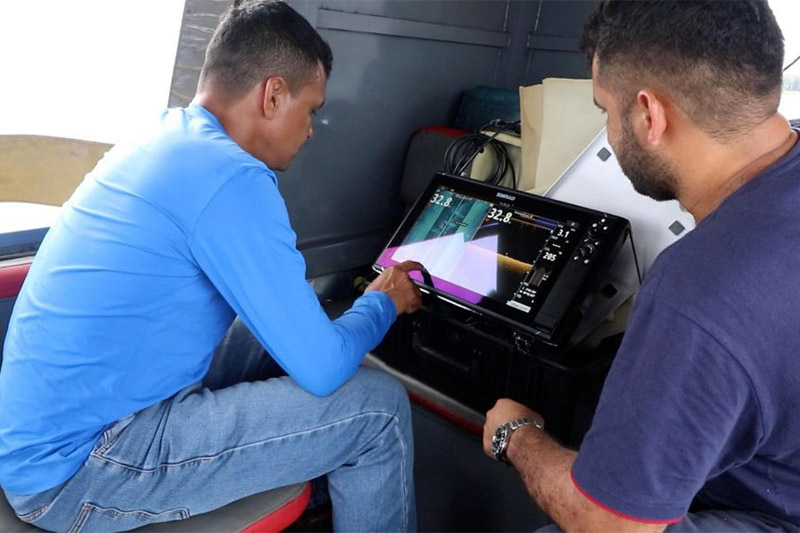 Bombeiros usam sonar para identificar corpos no leito do rio (Foto: CMBA/Divulgação)