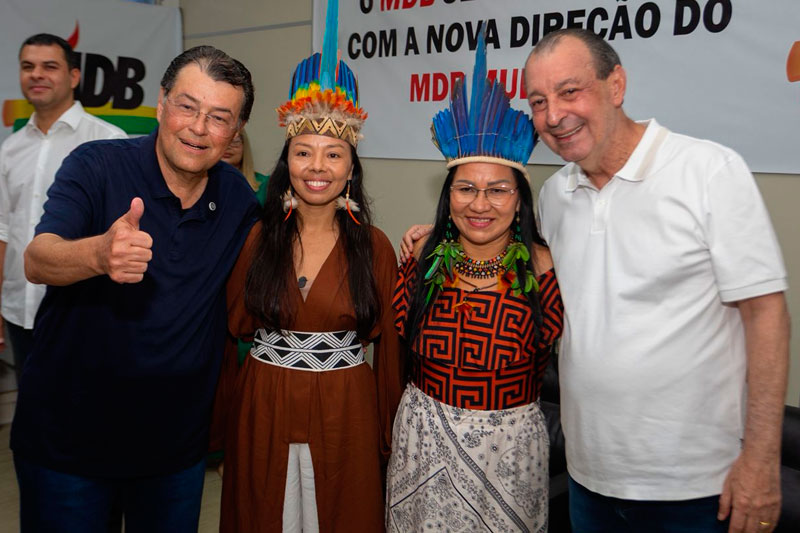 Eduardo Braga e Omar Aziz com Vanda Witoto e Marcia Tikuna