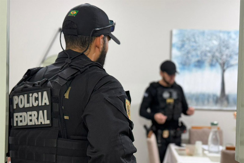 Agentes federais recolhem material em casa de investigado em Manaus (Foto: PF/Divulgação)