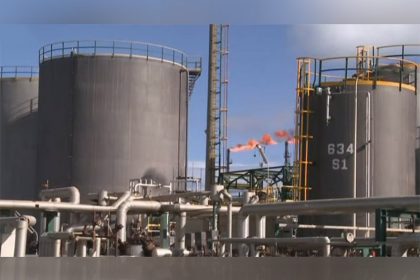 Refinaria de petróleo: produtores liberam reservas de emergência em meio à guerra do Irã (Imagem: YouTube/Reprodução)