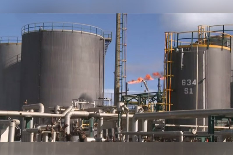 Refinaria de petróleo: produtores liberam reservas de emergência em meio à guerra do Irã (Imagem: YouTube/Reprodução)