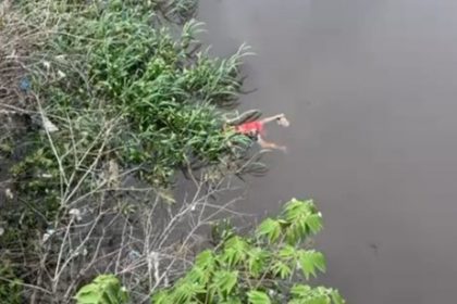 O corpo de uma mulher não identificada foi encontrado no igarapé da Cachoeira Grande (Foto: WhatsApp/Reprodução)