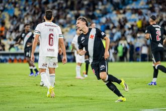 Nuno Moreira comemora gol contra o Fluminense na vitória do Vasco (Foto: Alexandre Maia/MyPhoto Press/Estadão Conteúdo)