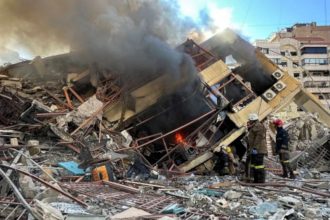 Destruição causada por bombardeio no Irã: líder supremo do país ameaçar atacar pontos tuísticos pelo mundo (Imagem: Aljazeera/YouTube/Reprodução)