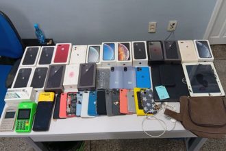 No local da prisão, a polícia encontrou celulares, caixas e peças, indicando possível desmanche (Foto: Divulgação)