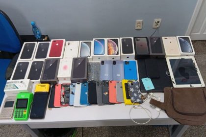 No local da prisão, a polícia encontrou celulares, caixas e peças, indicando possível desmanche (Foto: Divulgação)