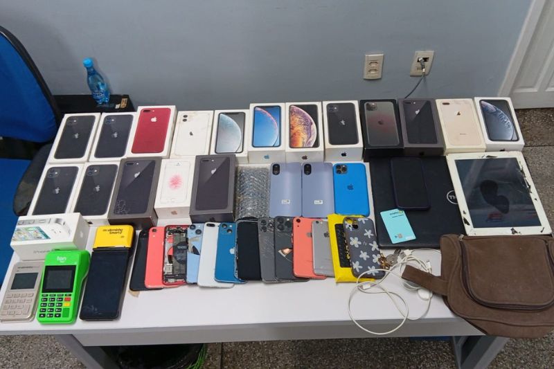 No local da prisão, a polícia encontrou celulares, caixas e peças, indicando possível desmanche (Foto: Divulgação)