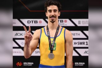 Vitaly Guimarães com a medalha de prata: vitorioso (Foto: Filippo Tomasi/CBG)