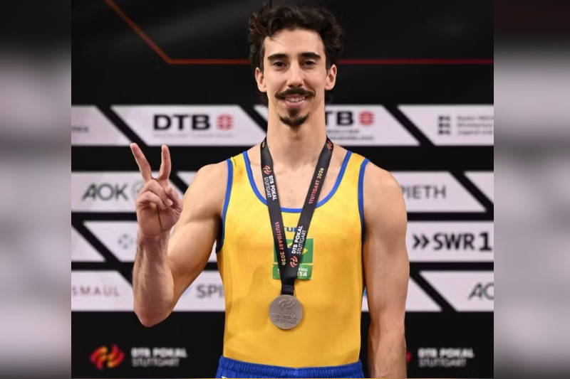 Vitaly Guimarães com a medalha de prata: vitorioso (Foto: Filippo Tomasi/CBG)