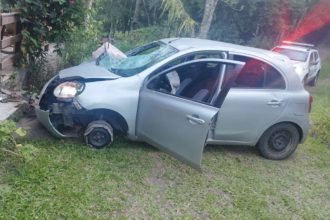 Carro do médico na casa do irmão: frente do veículo foi destruída ao bater no portão (Foto: PC-RS/Divulgação)