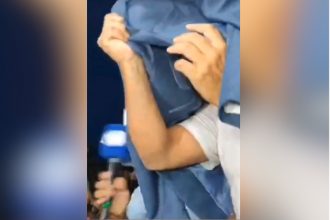 Pedro José da Silva Gama cobriu o rosto ao chegar à delegacia em Manaus (Imagem: WhatsApp/Reprodução)