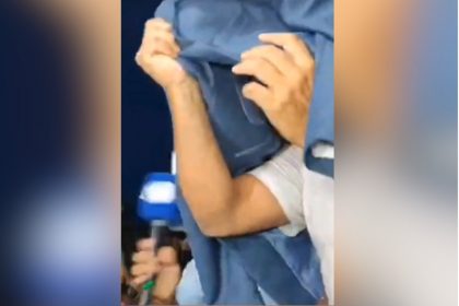 Pedro José da Silva Gama cobriu o rosto ao chegar à delegacia em Manaus (Imagem: WhatsApp/Reprodução)