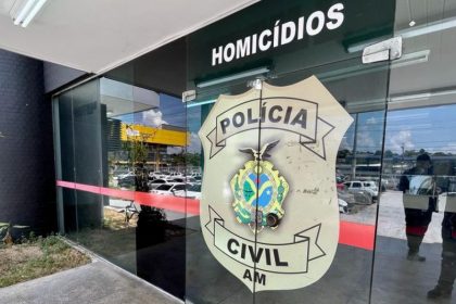 Amanda Souza da Rocha, 20 anos, foi presa e levada à Delegacia Especializada em Homicídios e Sequestros (Foto: Divulgação)