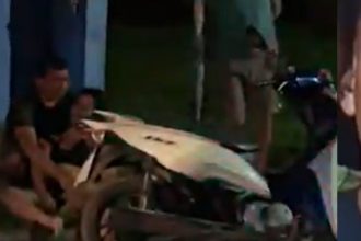 O acidente aconteceu na Avenida Mário Andreazza, em Itacoatiara (a 176 quilômetros de Manaus) (Foto: WhatsApp/Reprodução)