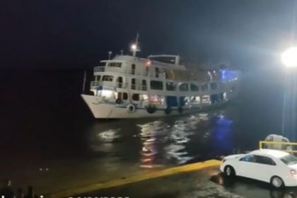 Embarcação de passageiros Ana Carolina onde ocorreu o ataque de criminosos (Foto: WhatsApp/Reprodução)