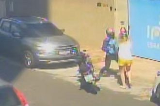 Vítima foi agredida com socos e golpes de capacete pelo suspeito (Foto: WhatsApp/Reprodução)