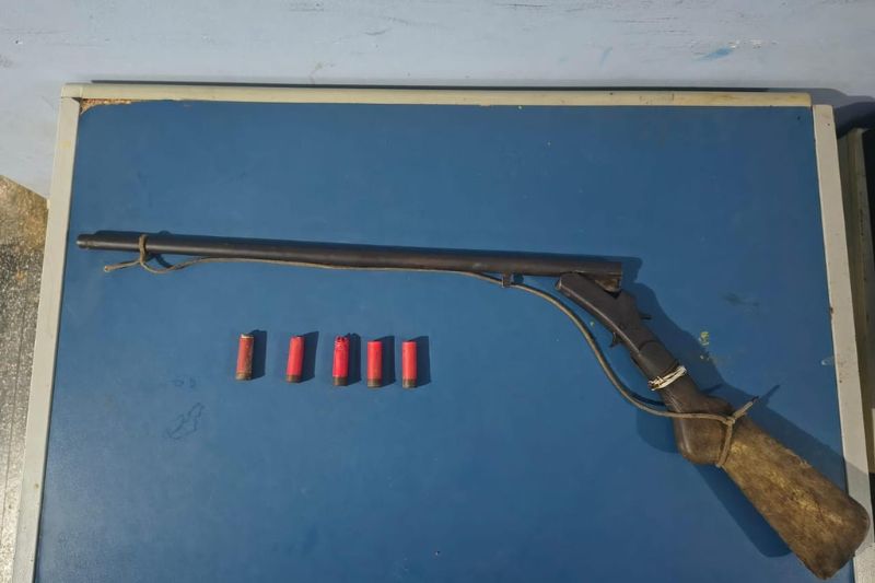Com o suspeito foi apreendido uma espingarda calibre 16 (Foto: Divulgação)