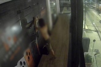 Kaic do Nascimento da Silva, de 26 anos, aparece em imagem de câmera de monitoramente arrombando a porta de uma loja (Foto: WhatsApp/Reprodução)