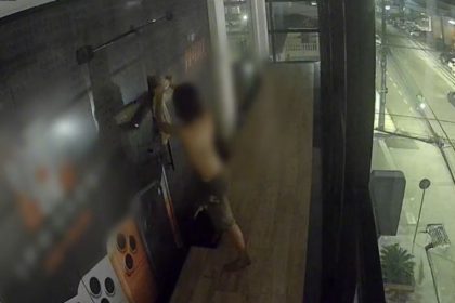 Kaic do Nascimento da Silva, de 26 anos, aparece em imagem de câmera de monitoramente arrombando a porta de uma loja (Foto: WhatsApp/Reprodução)