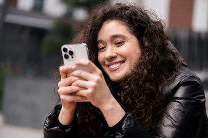 Influencer usando o iPhome