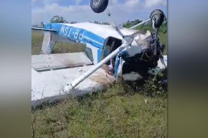 Avião ficou parcialmente destruída na queda (Imagem: Reprodução/redes sociais)