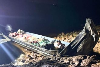 A canoa de alumínio com as drogas ficou com a proa destruída ao bater em pedras (Foto: Divulgação/Polícia Federal)