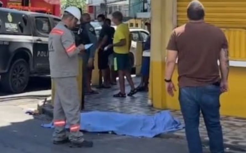 Corpo do pintor no chão: morte por descarga elétrica (Imagem: Reprodução/Facebook)
