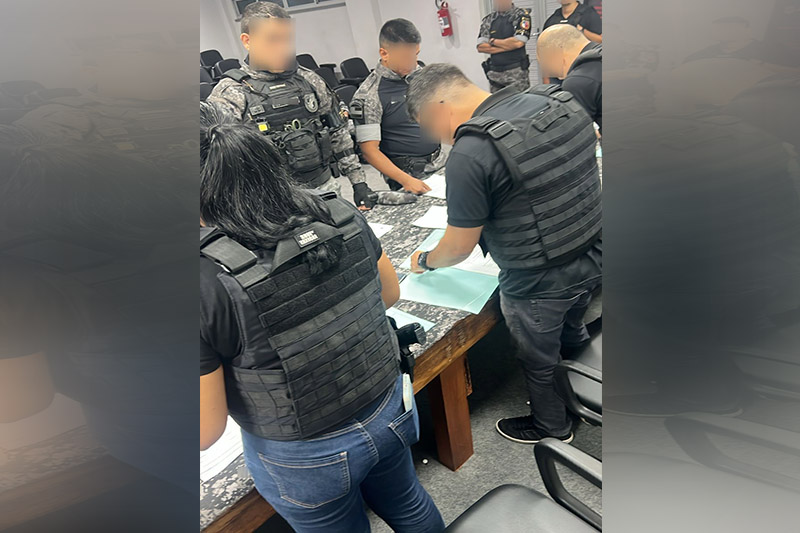 Policiais apreendem documentos de investigados por morte de jovem de 19 anos (Foto: MPAM/Divulgação)