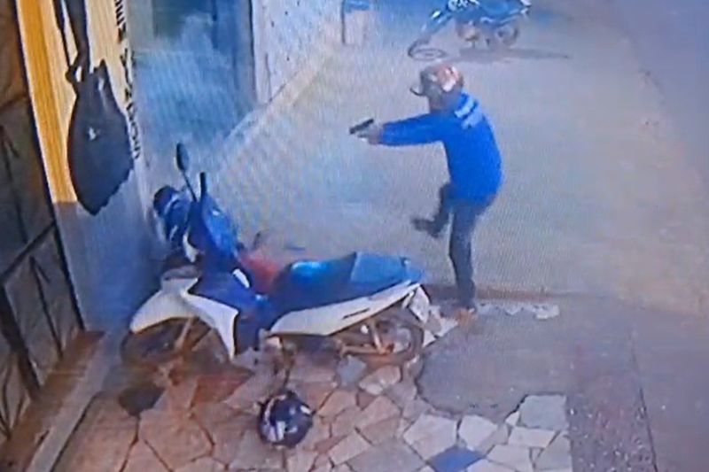 O crime ocorreu em frente ao estabelecimento da vítima (Foto: WhatsApp/Reprodução)