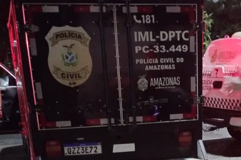 O corpo da vítima foi removido pelo IML (Foto: WhatsApp/Reprodução)