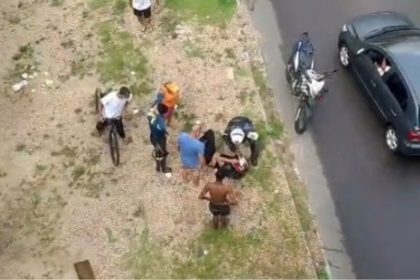 Ele foi arremessado e caiu em uma via abaixo do viaduto (Foto: WhatsApp/Reprodução)